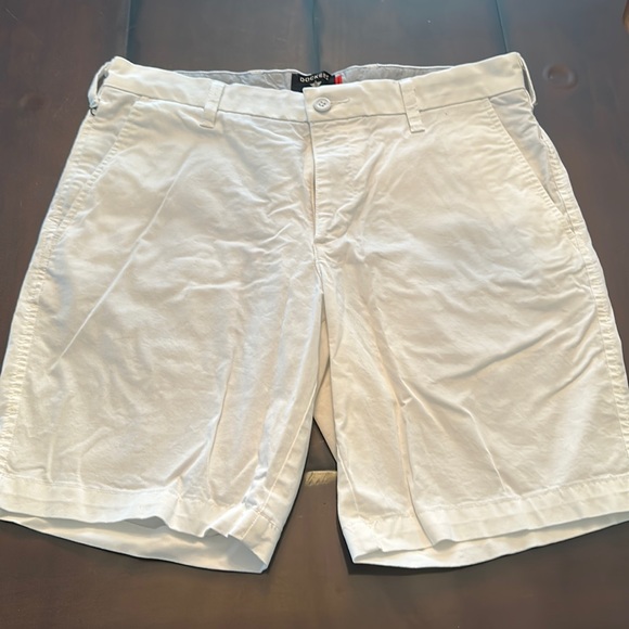 Men’s white dockers shorts - Picture 1 of 2